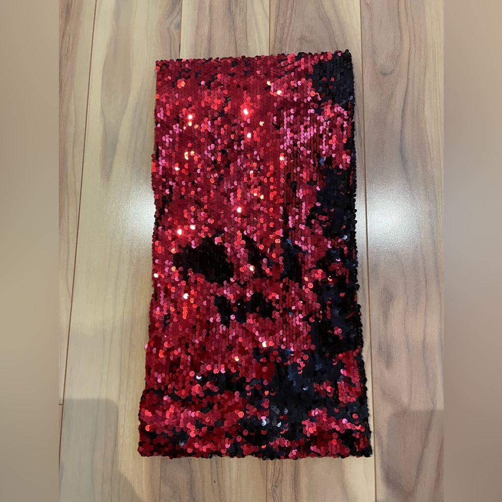 Iheartraves sequin mask in red